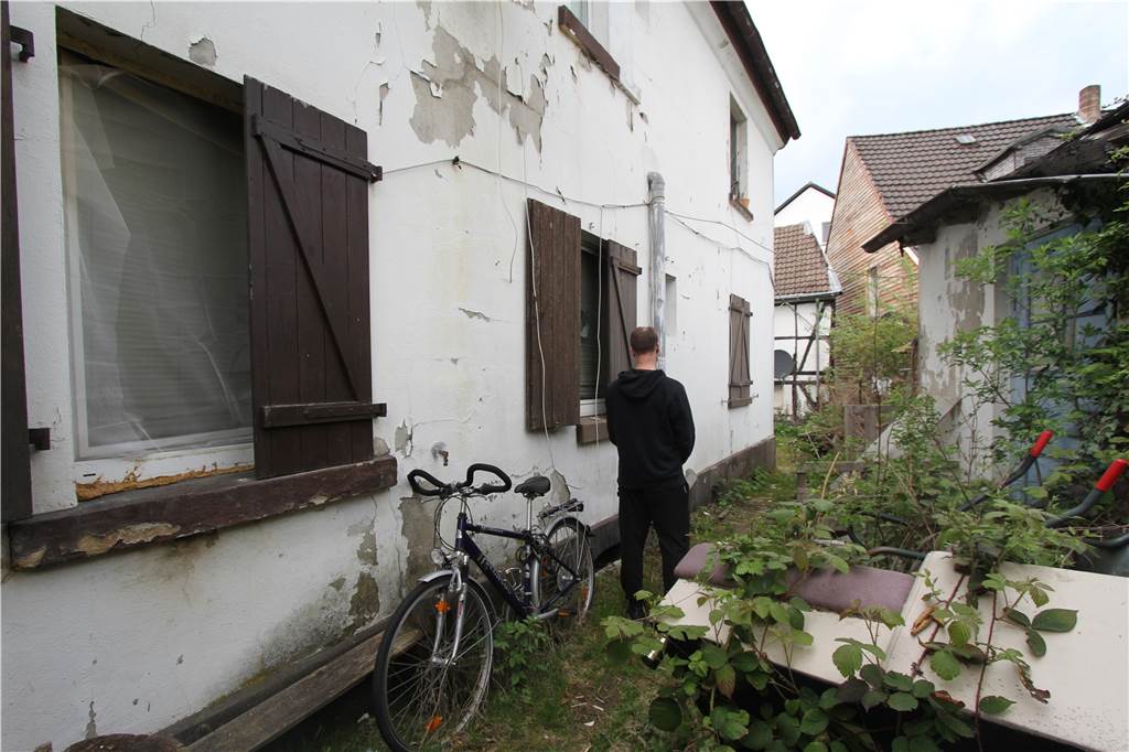 Haus steht kurz vor dem Verfall: Zwei Mieter blieben zurück Im Innenhof des Gebäudes sieht es nicht viel besser aus.
