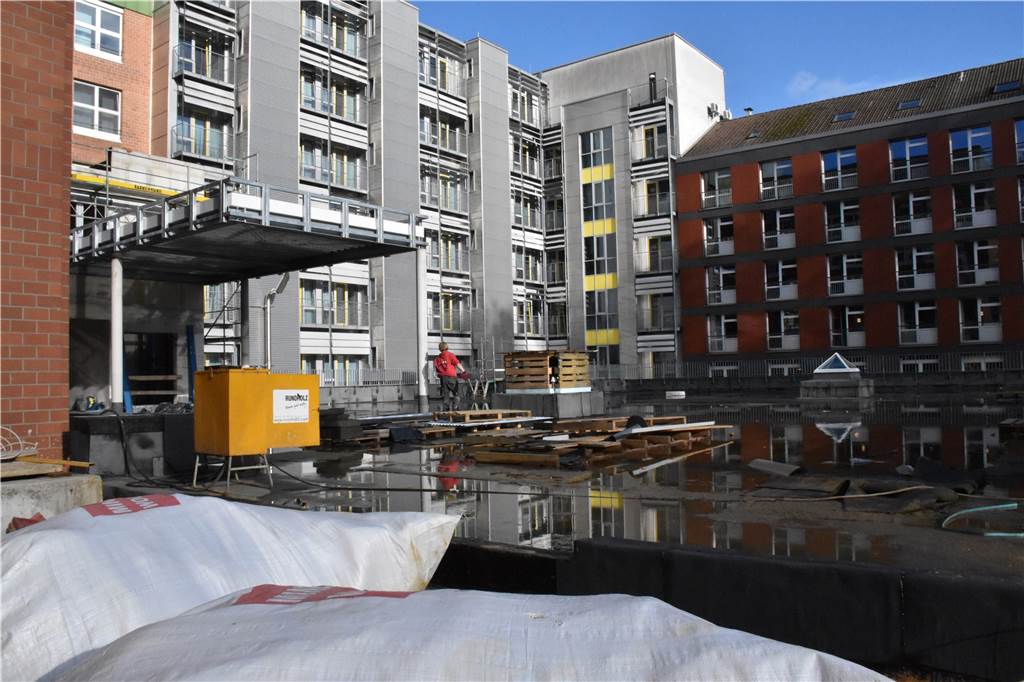 Abrisspläne für Haus am Wall: Michael Afhüppe erklärt das Vorhaben Im Innenhof des Johannes-Hospitals entsteht unterirdisch der neue Kardiologie-Trakt.