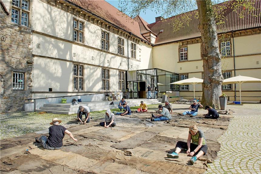 Fassade aus Jute wird kommen Im Innenhof des Schlosses Strünkede in Herne haben die 50 Näherinnen und Näher letzte Hand angelegt. Foto: Ullrich