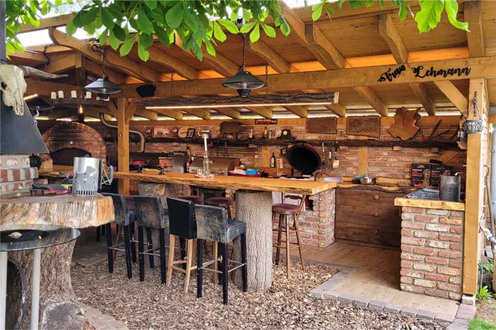 Ende einer Ära: Landfleischerei Wolbeck schlachtet nicht mehr Im Innenhof - hinter der dem Geschäft - hat Herbert Wolbeck eine "Grill-Longue" eingerichtet. Hier finden die gebuchten Grillseminare statt.