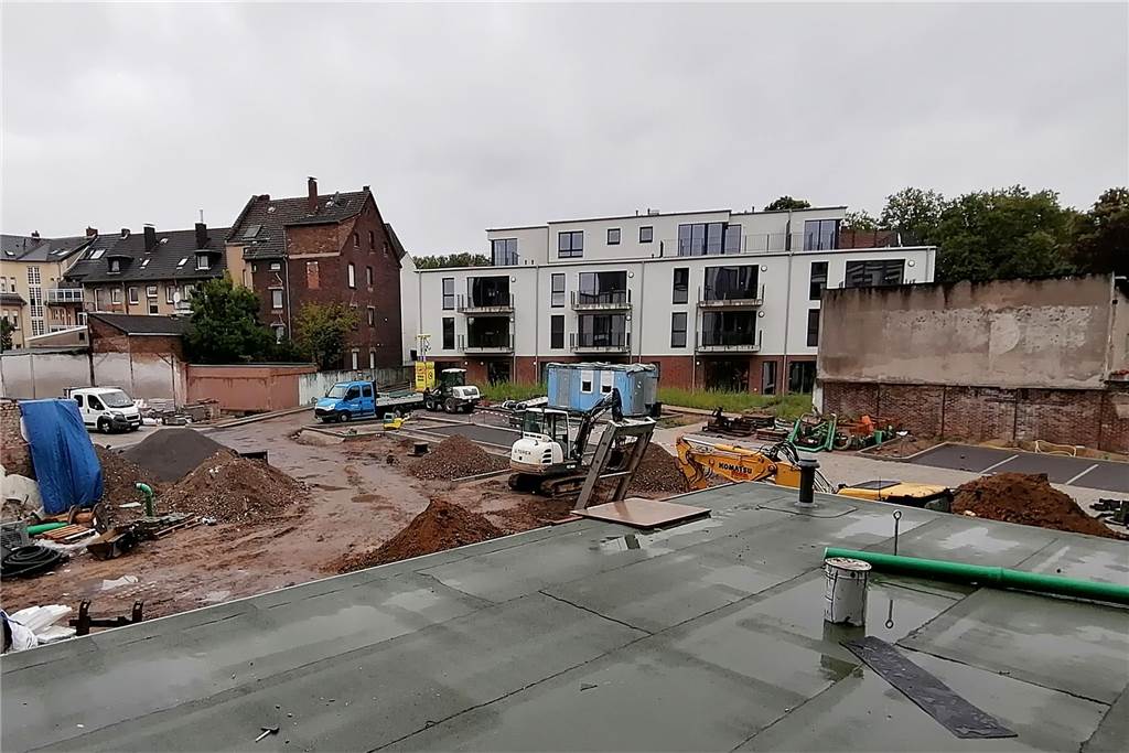 Seniorenresidenz im Hansemann-Carrée: Baustellenparty vor der Eröffnung Blick auf die Baustelle im Innenhof mit dem Parkplatz, der Fläche für die Grünanlage und dem Neubau für die Seniorenwohnungen.
