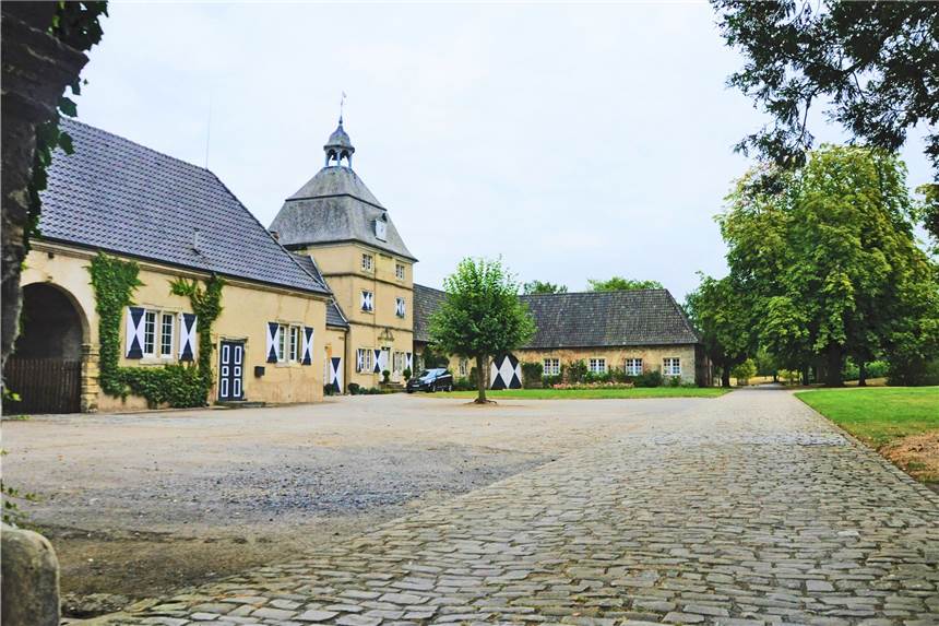Wenn sich Naturbegeisterte auf der Schlösserachse dem Wolf nähern Im Innenhof von Schloss Westerwinkel gibt es am 9. August ein offenes Singen