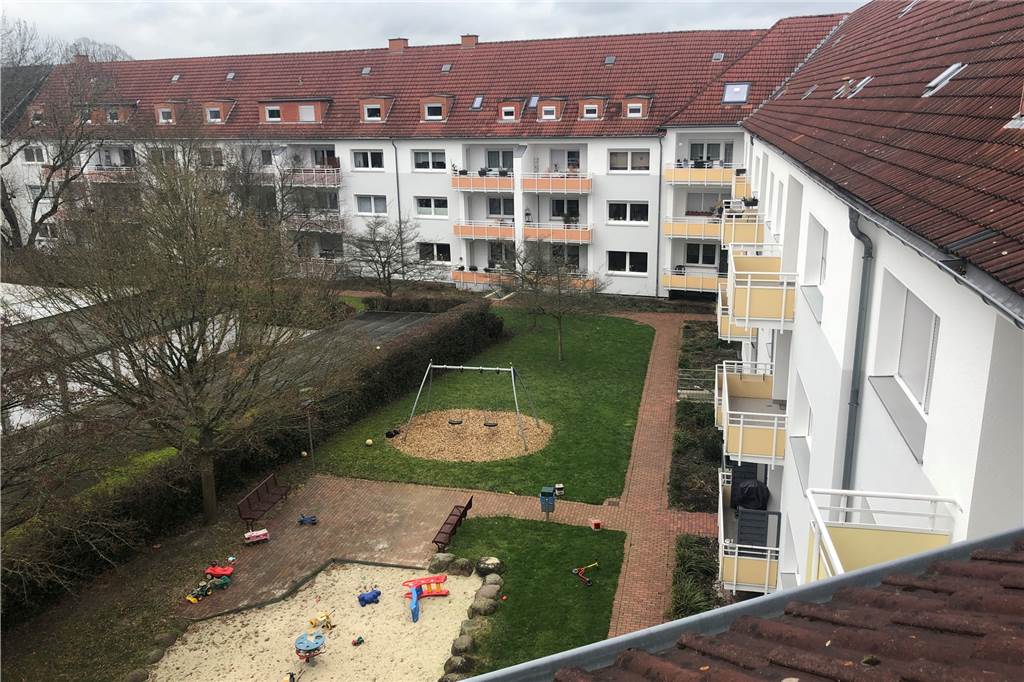 Immer mehr Dachgeschosswohnungen in Dortmund: „Der Ausbau lohnt sich“ Im Inneren bietet der Mehrfamilienhaus-Riegel an der Lindemann-, Wittekind- und Stübbenstraße unweit der B1 eine ruhige Oase. Der Spar- und Bauverein Dortmund hat die Wohnungen 1995 erworben und baut jetzt die Dachgeschosse aus.