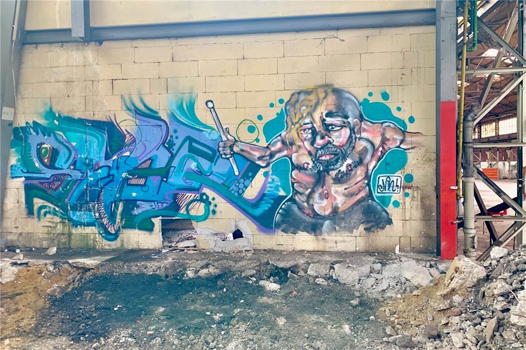 Über 300 Wohneinheiten: Startschuss auf alter Industriebrache fällt wohl 2021 Im Inneren der alten Halle haben sich Graffitikünstler verewigt.