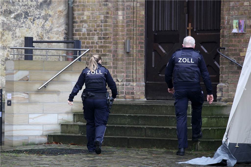 Zoll-Aktion auch in Lünen? Einsatzkräfte verhaften vier Männer Im Inneren der Burg Lüdinghausen vernahm der Zoll dreißig Zeugen. Ermittler sind hier auf dem Weg in das Gebäude.