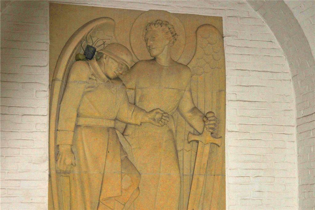 Im Inneren der Kapelle thront über dem kleinen Altar ein Steinrelief von Bildhauer Josef Heising.