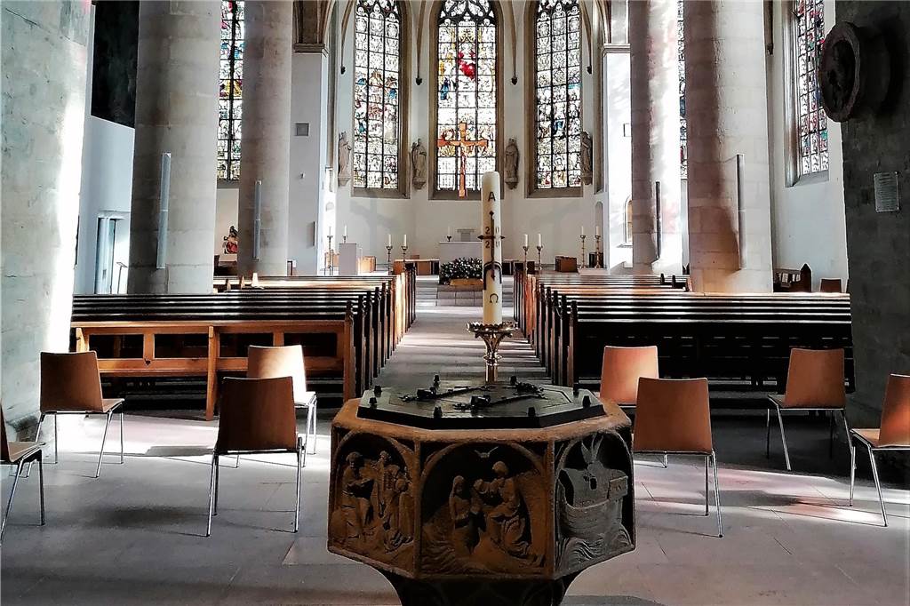 Der Taufstein steht im Inneren der Kirche.