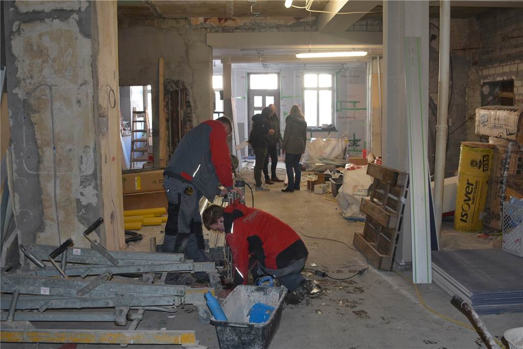 Aus Café Muse wird Café Extrablatt: Unter dem Putz zeigt sich das Elend Im Inneren des Gebäudes laufen die Umbauarbeiten für das neue Café Extrablatt auf Hochtouren.