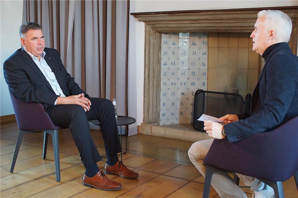 Janke wird Holding-Chef nach vorzeitiger Trennung von Geschäftsführer Landrat Mario Löhr im Interview mit Redakteur Marcus Land auf Haus Opherdicke in Holzwickede.