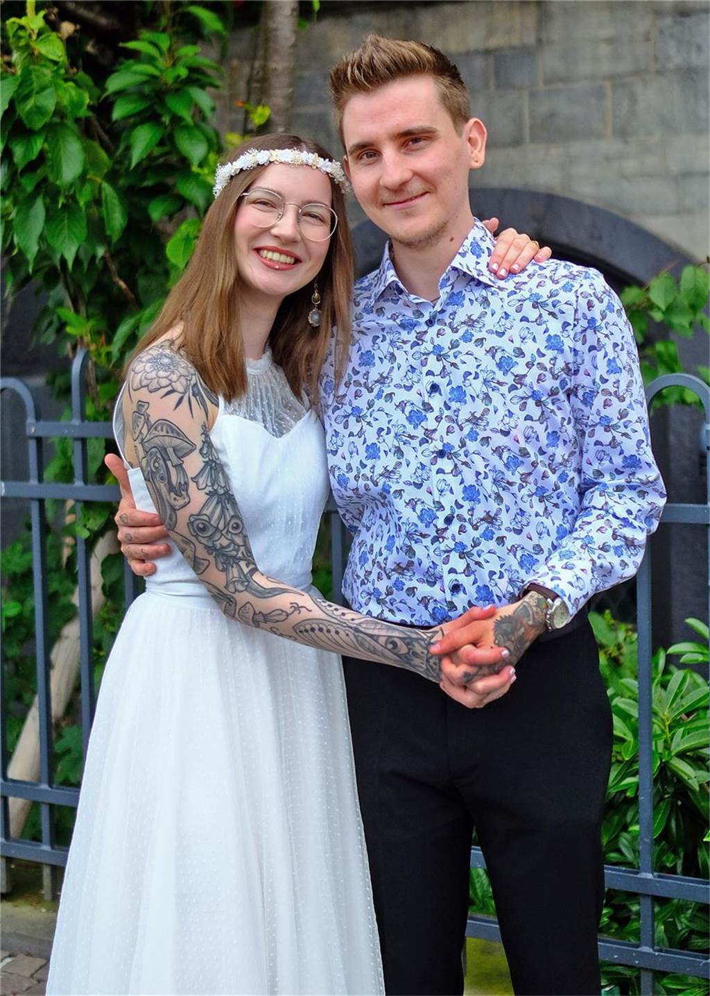 Die Eheleute Vanessa Vobker und Sergej Rommel-Vobker stehen nach ihrer Trauung vor dem Rathaus in Recklinghausen