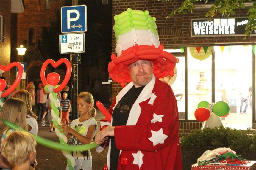 Im Italian-Style begeistere der Ballonkünstler bei der Italienischen Nacht 2015 vor allem die jungen Gäste.
