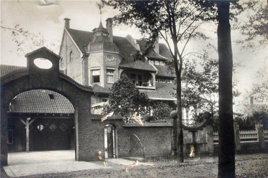Die Villa des Bergbau-Bosses und die Sache mit dem Rotlicht Im Jahr 1906 ist die Villa Janssen an der Borker Straße in Cappenberg von Bergassessor Janssen erbaut worden. Cappenberg war damals ein beliebter Ort für Industrielle – etwa aus Dortmund –, um Landhäuser wie dieses zu bauen. Bis heute ist das Haus von der Familie Janssen bewohnt. Es gab nur eine kleine Episode in der Geschichte, in der es vermietet war – und etwas ins Zweilicht (oder besser: Rotlicht) geriet.