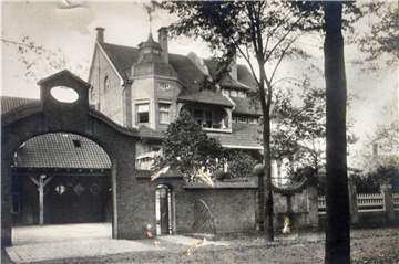 Im Jahr 1906 ist die Villa Janssen an der Borker Straße in Cappenberg von Bergassessor Janssen erbaut worden. Cappenberg war damals ein beliebter Ort für Industrielle – etwa aus Dortmund –, um Landhäuser wie dieses zu bauen. Bis heute ist das Haus von der Familie Janssen bewohnt. Es gab nur eine kleine Episode in der Geschichte, in der es vermietet war – und etwas ins Zweilicht (oder besser: Rotlicht) geriet.