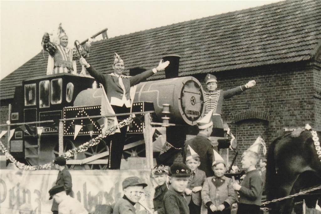 1957: Der Prinzenwagen von Rudi Ensberg wird von Pferden gezogen.