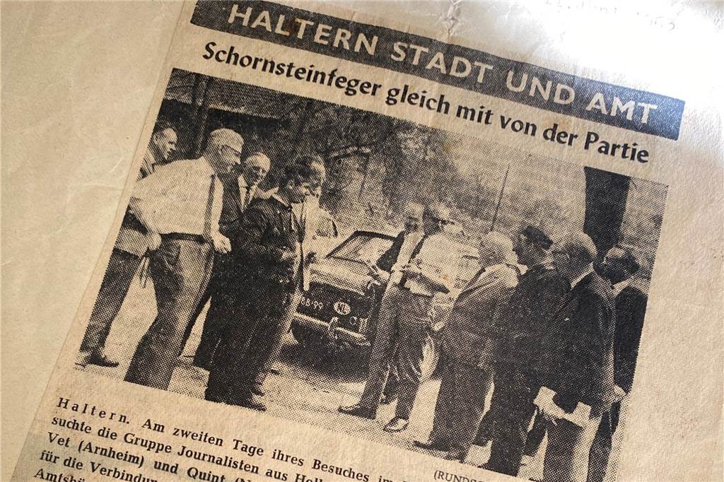 Falsches Holz führt zu Kaminbränden: Heinz Mohnitz gibt wichtige Tipps Auf dem Foto ist ein Zeitungsausschnitt aus dem Jahr 1969 zu sehen. Journalisten aus Holland sind nach Haltern gereist und sind dabei, als Heinz Mohnitz und ein Arbeitskollege von der Stadt angestellt werden.