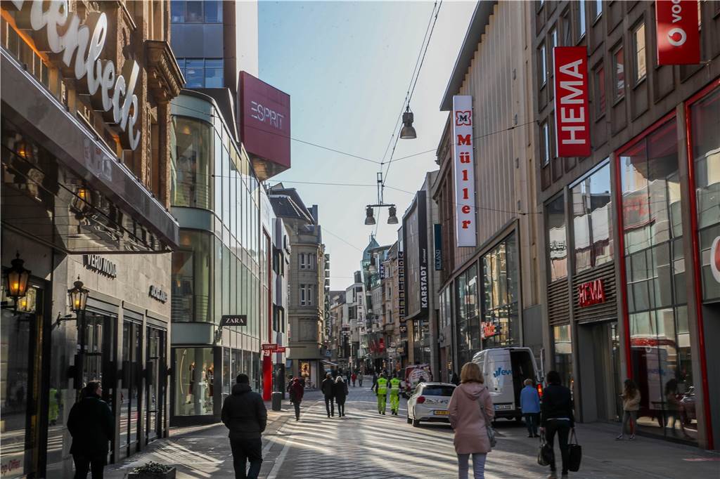 Im Jahr 2000 bekam der Westenhellweg sein neues, noch heute bestehendes Pflaster.