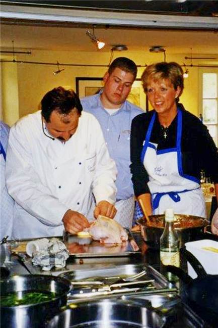 Geschichten vom Genuss: Angelika Kötters schreibt über mehr als Rezepte Im Jahr 2001 wirkte Angelika Kötters im Kochclub „Table d’Or" mit, hier mit dem „Meister" Johann Lafer in Aktion.