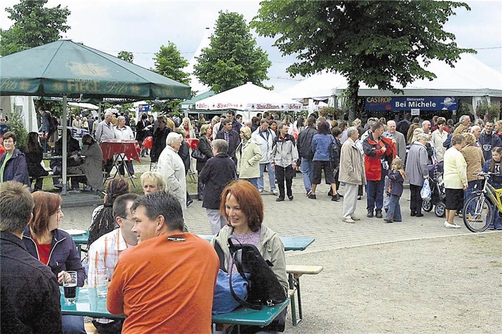 2004: Altstadt-Ehepaar bekämpfte Castrop kocht über bis vor Gericht Im Jahr 2004 fand Castrop kocht über im Erinpark statt, weil ein Gericht entschied, dass auf dem Marktplatz um 22 Uhr Ende sein müsse.
