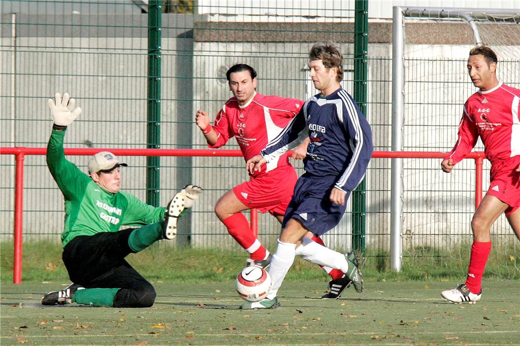 Vor 15 Jahren träumten Castrop-Rauxeler Fußballer von Groß-Fusion und Oberliga-Team Im Jahr 2006 spielte der SV Yeni Genclik (rote Trikots) in der Bezirksliga, wie hier mit Keeper Mehmet Akcay im Derby gegen den VfB Habinghorst (mit Daniel Kristler).