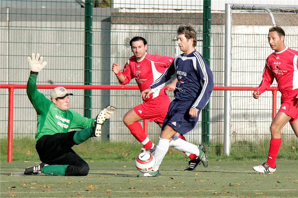 Zwei Vereine wollten Mega-Team aufstellen: Castrop-Rauxeler glaubten an Sprung in die Oberliga Im Jahr 2006 spielte der SV Yeni Genclik (rote Trikots) in der Bezirksliga, wie hier mit Keeper Mehmet Akcay im Derby gegen den VfB Habinghorst (mit Daniel Kristler).