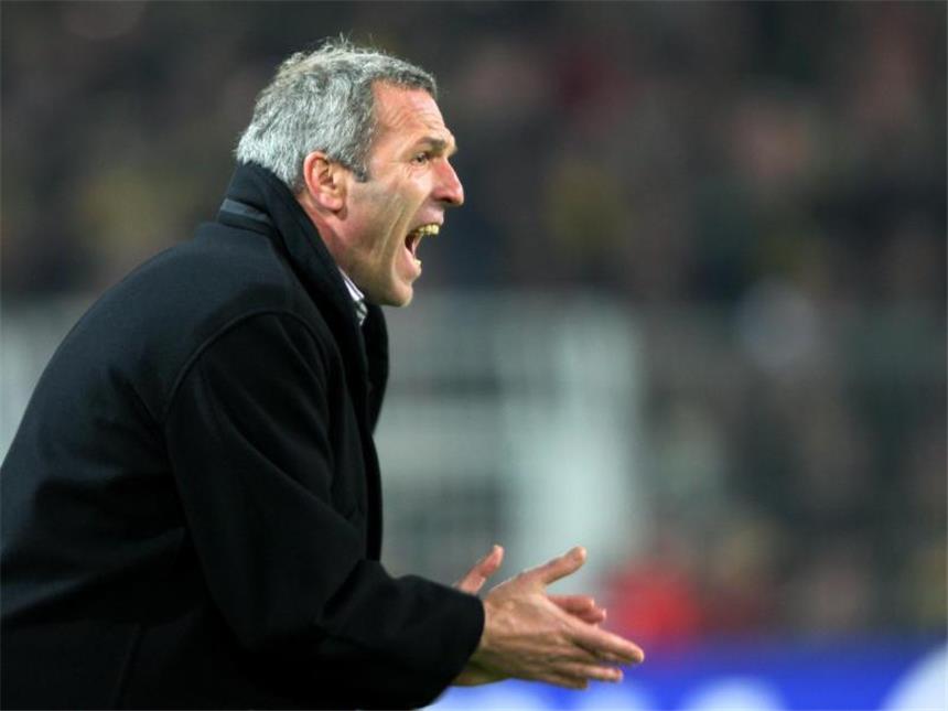 Rehhagel, Berger, Frontzeck: Feuerwehrmänner gefragt Im Jahr 2007 wurde Ernst Middendorp zum dritten Mal Trainer von Arminia Bielefeld. Foto: Franz-Peter Tschauner