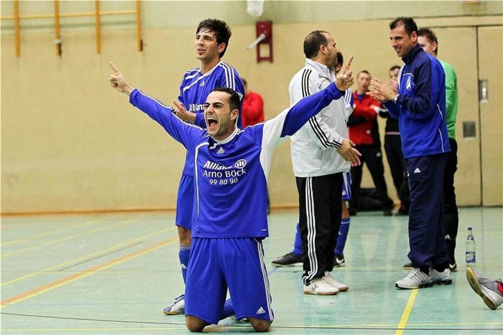 TV-Star schaute 2011 bei Castrop-Rauxeler Stadtmeisterschaft vorbei Im Jahr 2011 gewann der SV Wacker Obercastrop unterm Hallendach. Cihangir „Django“ Sahinli freut sich hier über einen Treffer im Endspiel gegen den FC Frohlinde.