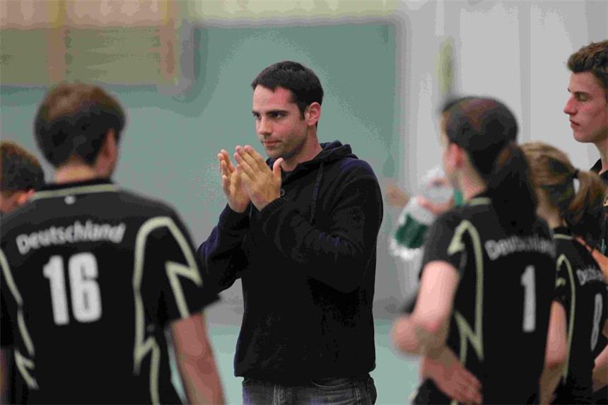 Bundestrainer Peuters: "Alle müssen sich beweisen" Im Jahr 2012 betreute Henning Eberhardt (Mitte) die U23-Junioren-Korfballnationalmannschaft, wie hier im Testspiel gegen den KV Adler Rauxel, und fuhr mit ihr zur Weltmeisterschaft nach Barcelona.