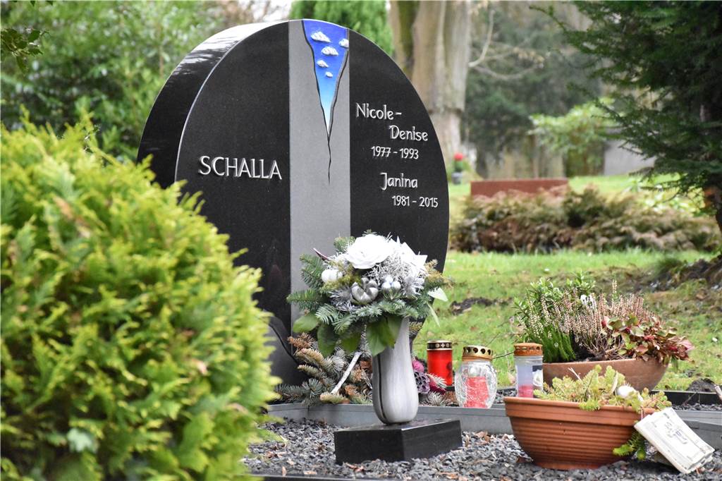 Familie Schalla nach 3 Jahren Mordprozess: „Das werde ich mir nie verzeihen“ Im Jahr 2015 musste auch Nicoles Schwester nach einer Krebs-Erkrankung beerdigt werden.