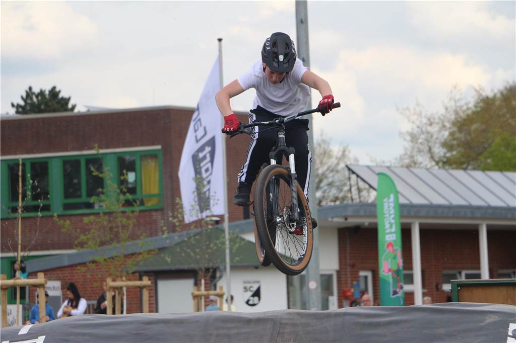 Mai-Bike: Mit Reifen und viel Muskelkraft zum Guinness-Weltrekord Ein Kind auf einem Mountainbike.
