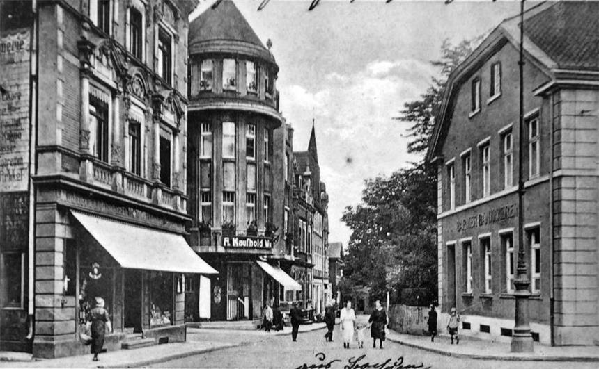 Postkartenrätsel: Wie heißt diese Straße? Im Jahre 1927 richtete der Fotograf sein Objektiv auf diese Straße in der Schwerter Innenstadt. Wie heißt sie?