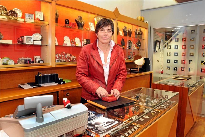 Geschichte eines Schwerter Traditionsgeschäftes endet nach 128 Jahren Im Jahre 2001 hatte Andrea Müller (56) das Uhren- und Schmuckgeschäft an der Hüsingstraße 33 von ihrem Onkel Friedrich Essmann übernommen. Am 26. März 2018 schließt sie es für immer. Foto: Schmitz