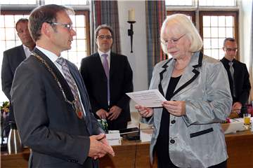Im Jahre 2014 vereidigte Gudrun Holtrup als Alterspräsidenten Bürgermeister Lothar Christ. Das soll auf der sogenannten konstituierenden Sitzung nach der Kommunalwahl 2020 wiederum geschehen.
