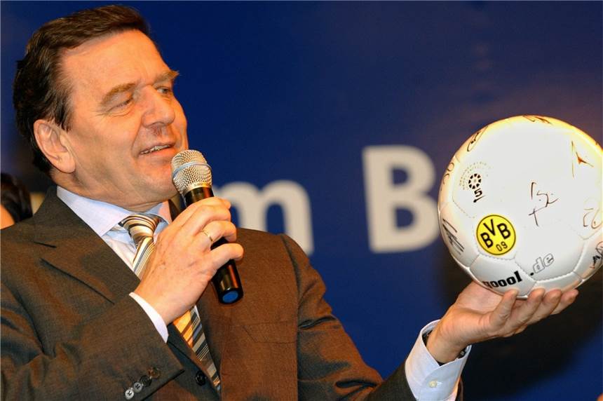 „Nicht akzeptabel“: BVB entzieht Ex-Kanzler Gerhard Schröder die Ehrenmitgliedschaft Im Januar 2002 erhält Gerhard Schröder, damals noch als Kanzler, einen Fußball mit den Unterschriften der BVB-Spieler.
