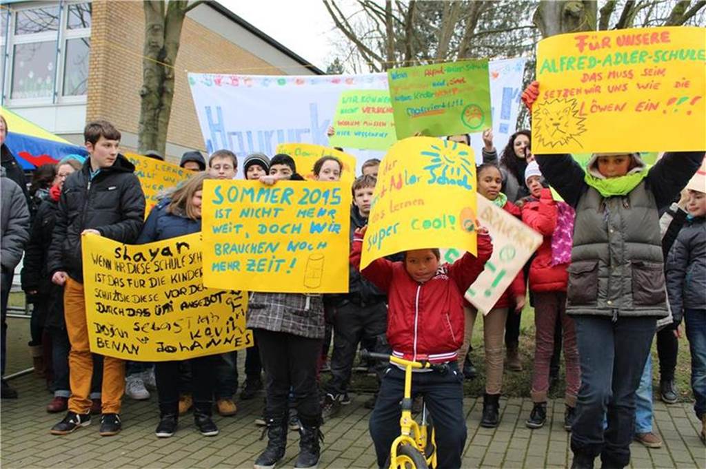 Ehemalige Dortmunder Förderschule könnte bald wiederbelebt werden Im Januar 2015 protestierten Schüler gegen die Schließung der Alfred-Adler-Schule.