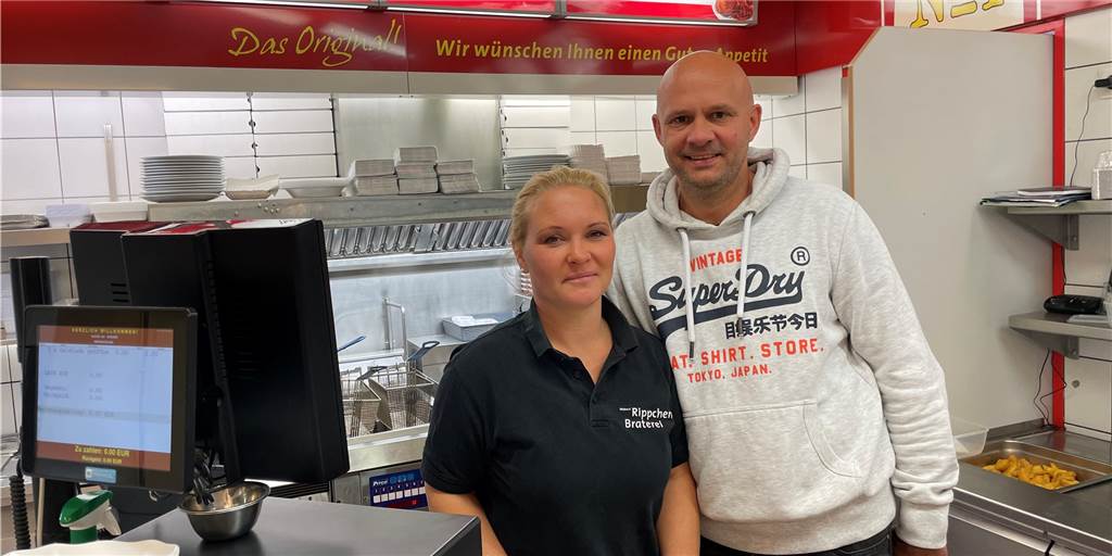 Inhaber schließen kultige Rippchen-Braterei: „Die Probleme wurden zu viel“ Katharina und Magnus Rickers hinter der Theke in ihrem Imbiss
