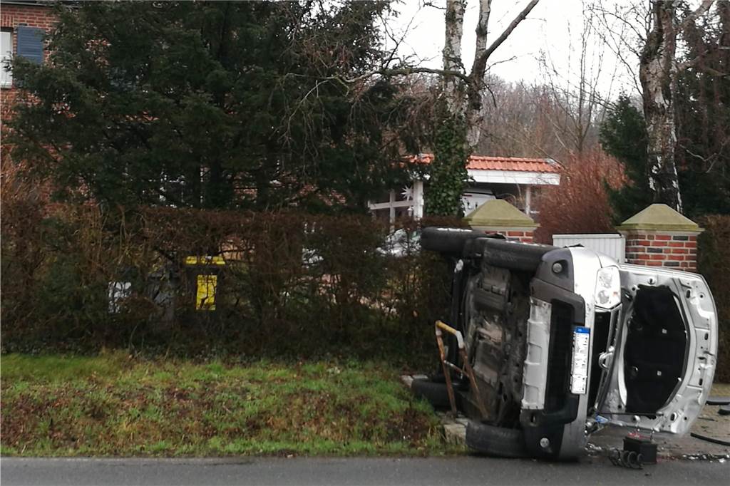 Anwohner weisen auf gefährliche Verkehrssituation in Kurl hin Im Januar 2021 ereignete sich direkt vor dem Haus der Bauers ein Unfall, bei dem ein Auto auf der Seite liegend zum Stehen kam