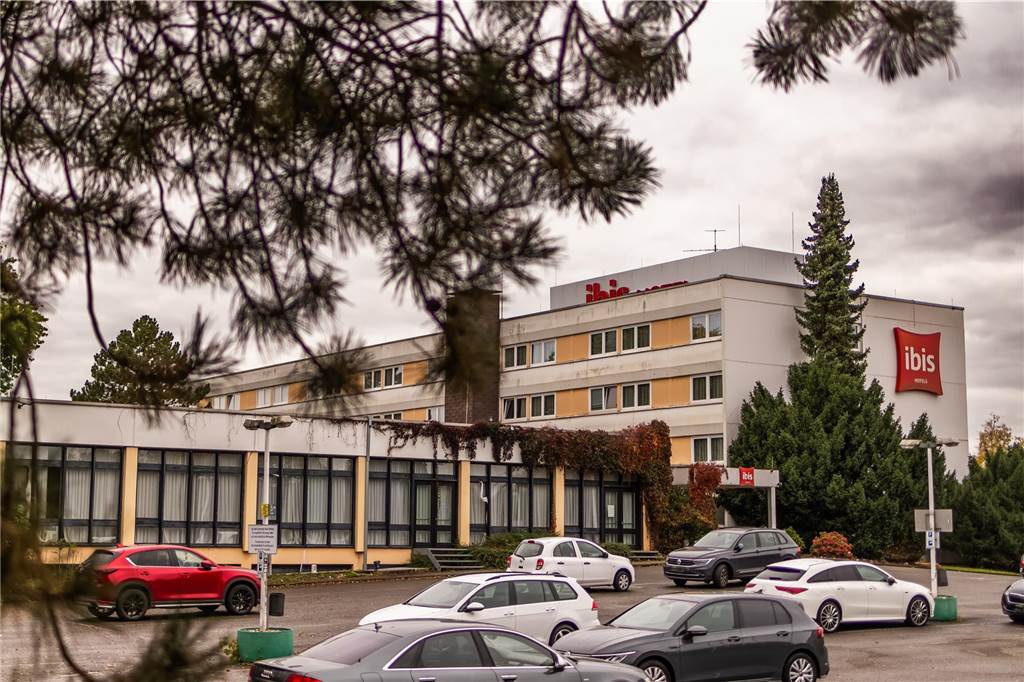 Zweite Infoveranstaltung zur Zentralen Flüchtlingsunterkunft am 30.11. Im Januar 2024 sollen die ersten Flüchtlinge im Ibis-Hotel am Indupark in Oespel untergebracht werden.