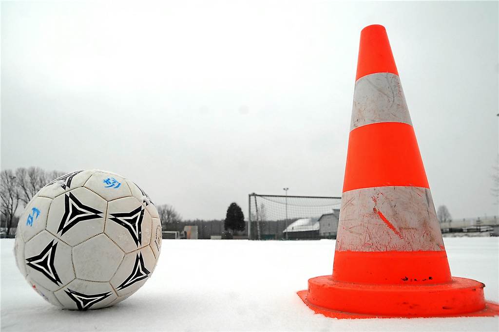 In Castrop-Rauxel: Eis und Schnee sorgten für über 300 Nachholspiele und bitteres Saisonende Im Januar, Februar und März fielen fast unzählige Fußball-Spiele wegen mehrerer Wintereinbrüche aus.