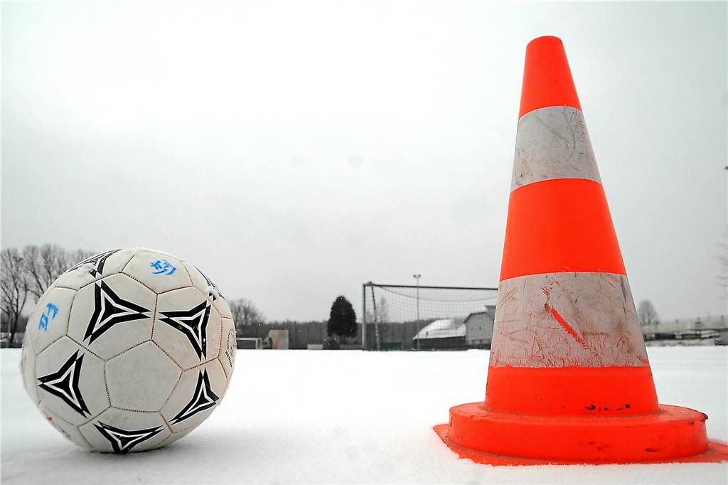 In Castrop-Rauxel: Eis und Schnee sorgten für über 300 Nachholspiele und bitteres Saisonende Im Januar, Februar und März fielen fast unzählige Fußball-Spiele wegen mehrerer Wintereinbrüche aus.