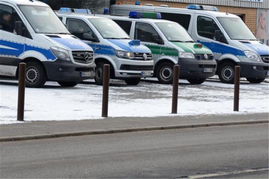 Selmer "Reichsbürger" erscheint nicht im Gericht Im Januar fuhr die Polizei mit mehreren Mannschaftswagen und Suchhunden vor einem Betrieb im Selmer Industriegebiet vor. Sie beschlagnahmte Waffen bei einem "Reichsbürger".