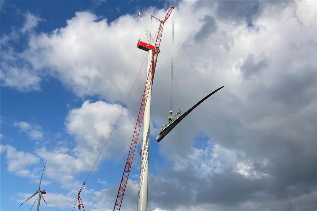 Im Januar haben die Montagearbeiten für das Windkraftprojekt der Stadtwerke Münster in Südlohn begonnen. Ein 180-Meter-Kran war hierfür nötig.