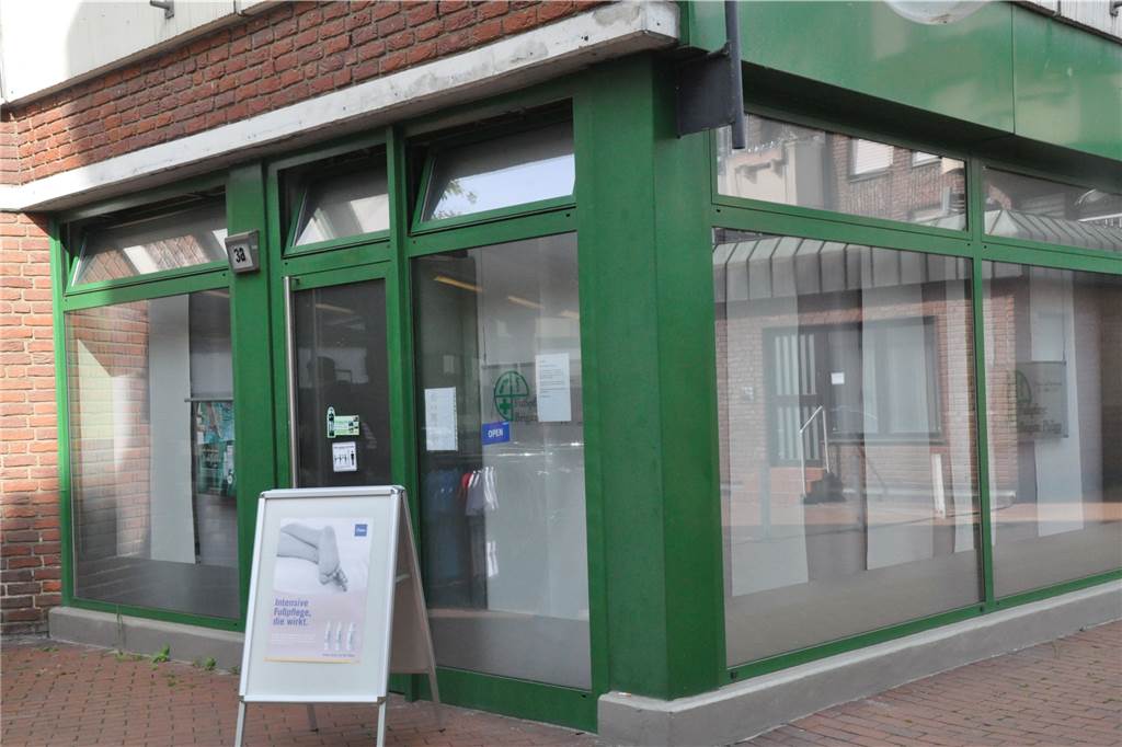 Leerstand im Lüner Lippezentrum: Neues Geschäft soll Wohlfühlort werden Im Januar hat Samuel Weigelt die Fußpflegepraxis von Brigitte Philipp an der Münsterstraße 3a übernommen, die sie aus Altergründen abgegeben hat. Brigitte Philipp ist aber auch weiterhin für ihr Kundinnen und Kunden da.