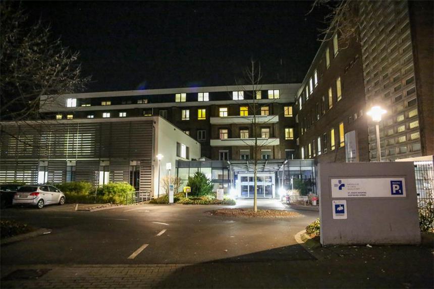 Nach Messer-Attacke: Betroffenheit am Josefs-Hospital Im Josefs-Hospital hat ein Mann am Freitagabend seinen Kollegen mit mehreren Messerstichen lebensgefährlich verletzt.