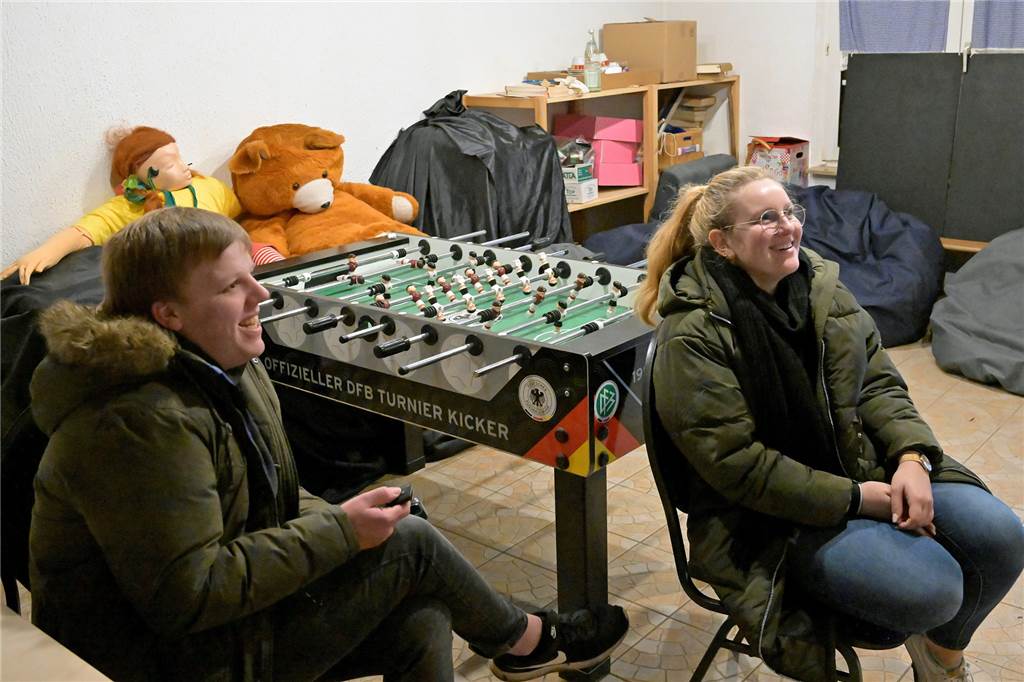 Freilichtbühne: Ob Handwerker oder Schauspieler - alle sind willkommen Im Jugendraum neben der Bühne warten Lea Marie Desinger und Johannes Schwarze, um über das zu informieren, was Jugendliche hier machen können.