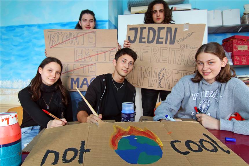 Deshalb müsssen sie am Freitag in Castrop-Rauxel mit Verkehrsbehinderungen rechnen Im Jugendzentrum BoGis an der Leonhardstraße malten Mitglieder der Bewegung Fridays for Future am Donnerstag noch letzte Plakate für die Demonstration.