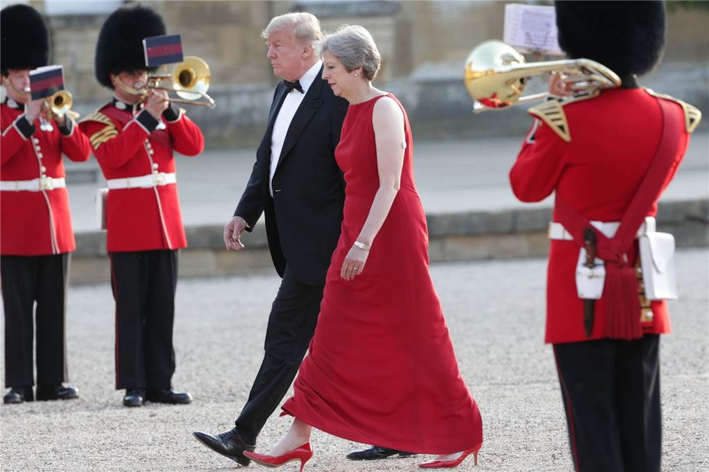 Diabetes: „Zucker“ ist nicht gleich „Zucker“ Im Juli 2018 empfing die damalige Premierministerin von Großbritannien, Theresa May, den Präsidenten der USA, Donald Trump. Am linken Oberarm der Premierministerin erkennt man den Sensor zur Blutzuckermessung. Damit entfällt das lästige Messen mittels Stich in die Fingerkuppe.