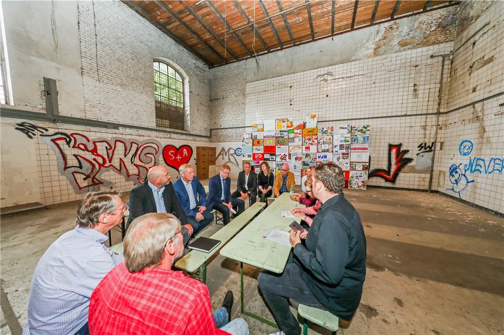 Endlich steht fest, wann das Bürgerhaus in Dorstfeld fertig wird Im Juli 2018 stellten Stadtdirektor Jörg Stüdemann und Stadtrat Ludger Wilde den Generalplaner für das Bürgerhaus in Dorstfeld vor.