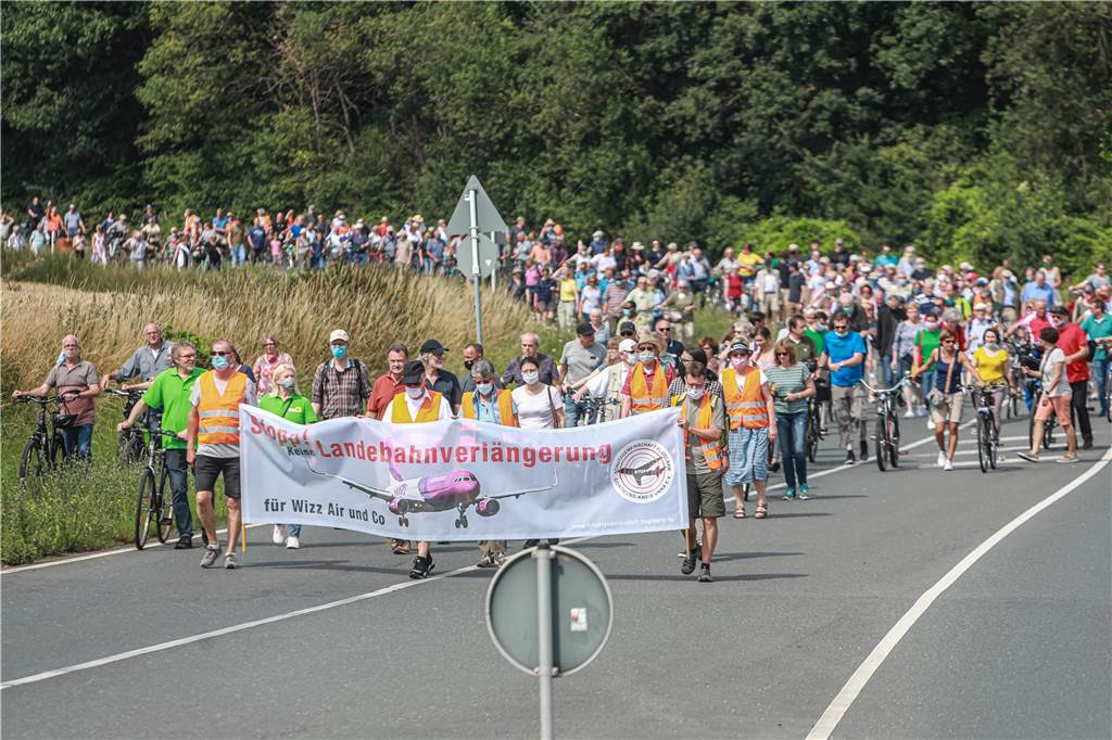 Im Juli 2020 gab es einen großen Protest-Spaziergang gegen die Landebahn-Pläne am Flughafen Dortmund.