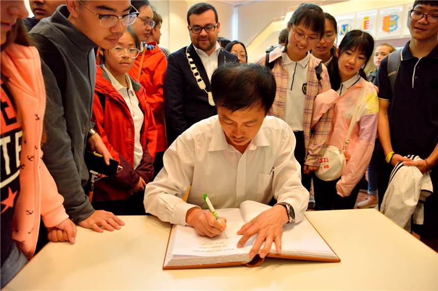 Schüleraustausch der Gesamtschule Gänsewinkel nach China steht auf der Kippe Im Juli trug sich Delegationsleiter Zhao ins Gästebuch der Stadt Schwerte ein.