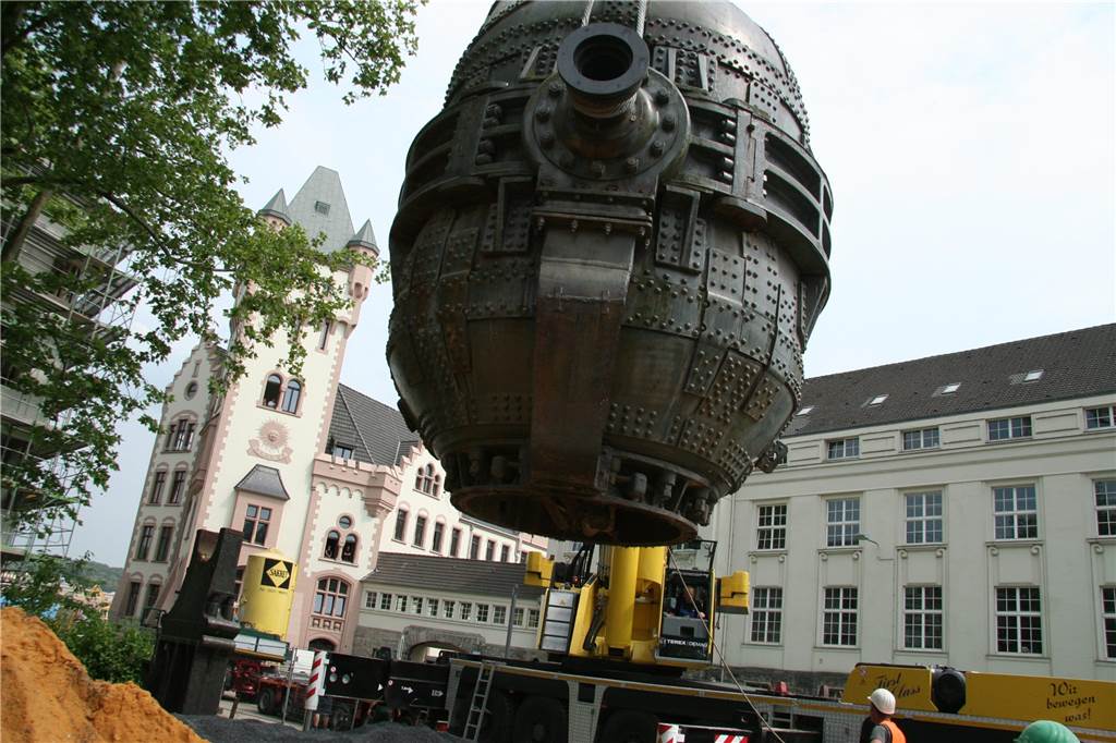 Was die Thomasbirne am Phoenix-See für die Hörder Geschichte bedeutet Im Juni 2010 wurde die Thomasbirne verladen.